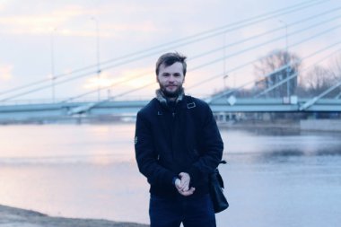 Dolgu ve kulis köprüde genç adam.