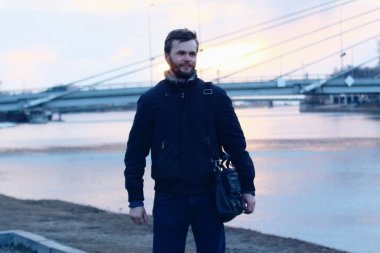 Dolgu ve kulis köprüde genç adam.