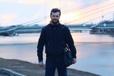 Dolgu ve kulis köprüde genç adam.