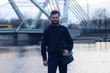 Dolgu ve kulis köprüde genç adam.