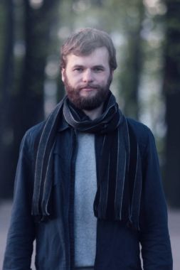 Park yürüyüş katı adam portresi.