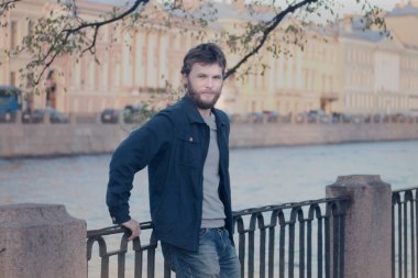 Fontanka Nehri 'nde yürüyen yakışıklı genç adam. St. Petersburg 'un tarihi merkezi.