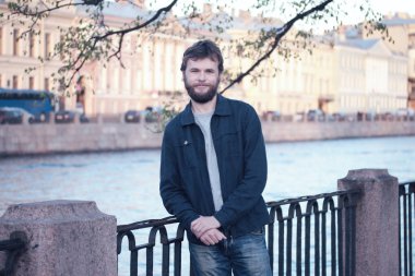 Tarihi merkezinde St. Petersburg, yakışıklı genç adam.