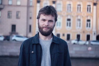 Fontanka Nehri 'nde yürüyen yakışıklı genç adam. St. Petersburg 'un tarihi merkezi.