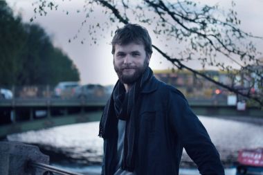 Fontanka Nehri dolgu üzerinde yürüyen genç adam. St. Petersburg tarihi merkezi.