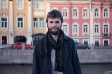 Fontanka Nehri 'nde yürüyen genç bir adamın portresi. St. Petersburg 'un tarihi merkezi.