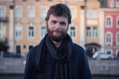 Avrupa şehri genç adam portresi.