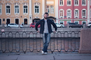 Fontanka Nehri dolgu üzerinde yürüyen genç adam. St. Petersburg tarihi merkezi.