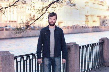 Tarihi merkezinde St. Petersburg, yakışıklı genç adam.