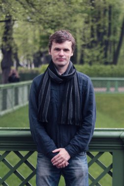 St. Petersburg şehrinde genç adam portresi. Yaz Bahçesi.