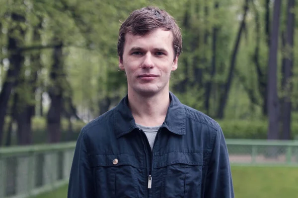 St. Petersburg şehrinde genç adam portresi.