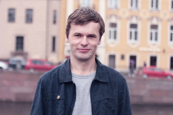 Avrupa şehri genç adam portresi.