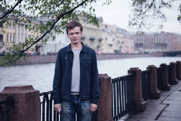 Joven guapo en el centro histórico de San Petersburgo . — Foto de Stock