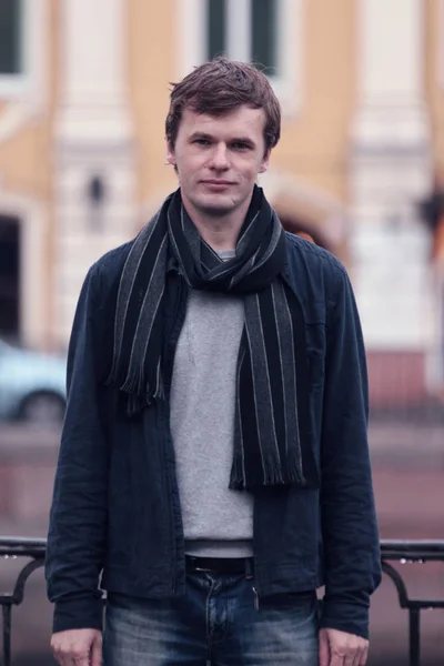 Retrato de un joven en la ciudad de San Petersburgo . — Foto de Stock