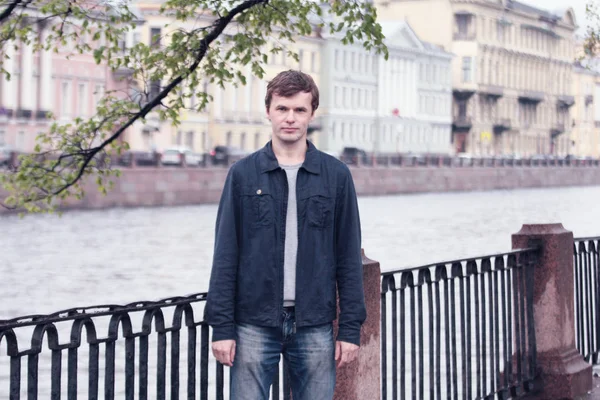 Un joven caminando por el terraplén del río Fontanka. Centro histórico de San Petersburgo . — Foto de Stock