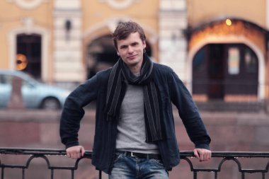 St. Petersburg şehrinde genç adam portresi.