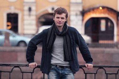 St. Petersburg şehrinde genç adam portresi.