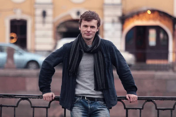 Retrato de un joven en la ciudad de San Petersburgo . — Foto de Stock