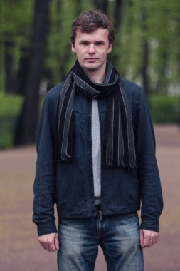 St. Petersburg şehrinde genç adam portresi. Yaz Bahçesi.