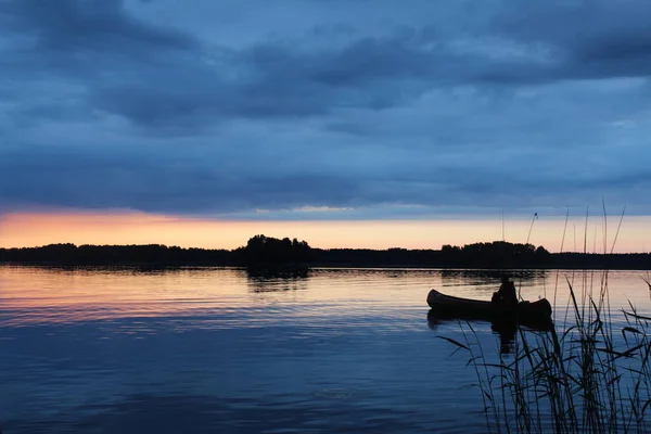 Zonsondergang Het Vuoksa Meer Het Silhouet Van Een Visser Een — Stockfoto