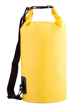 İzole edilmiş arka planda sarı su geçirmez çanta