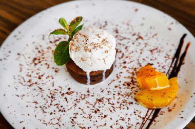 Beyaz dondurma ve çikolatalı tatlı.