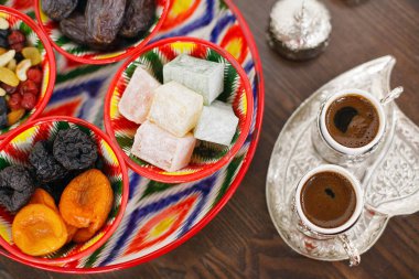 Türk tatlısı ve kahvesi masada.