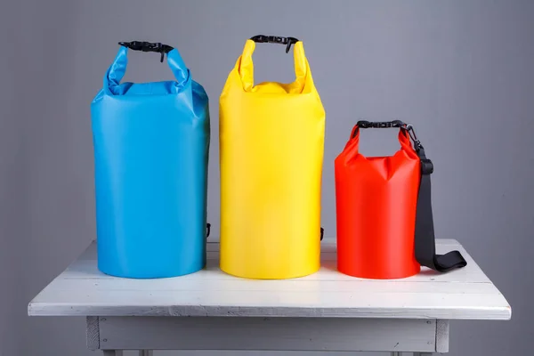 Zole Edilmiş Arka Planda Çok Renkli Geçirmez Çantalar — Stok fotoğraf