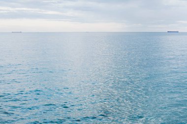 Sakin, mavi renkli, küçük dalgalı bir deniz.