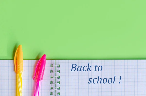 Tekst "Terug naar school" op schrift. School- en kantoorbenodigdheden op kantoortafel, groene achtergrond. Vlakke lay, kopieerruimte. — Stockfoto