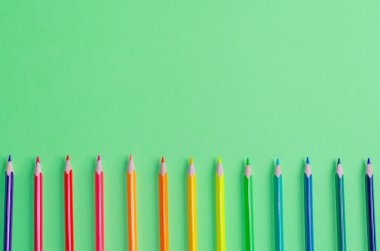 Okul konseptine geri dönelim. Okul ve ofis malzemeleri ofis masasında, yeşil arka plan. Kopyalama alanı olan düz.