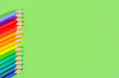 Okul konseptine geri dönelim. Okul ve ofis malzemeleri ofis masasında, yeşil arka plan. Kopyalama alanı olan düz.