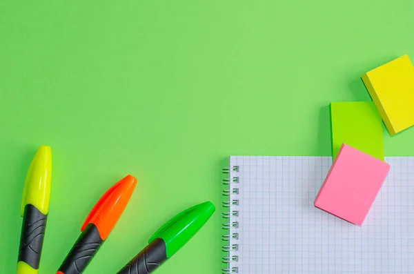 Terug naar school concept. School- en kantoorbenodigdheden op kantoortafel, groene achtergrond. Vlakke lay met kopieerruimte. — Stockfoto