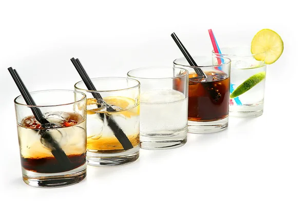 Cocktails op een witte achtergrond — Stockfoto