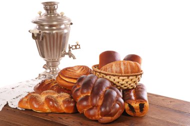 Ahşap bir masa ekmek ile kompozisyon