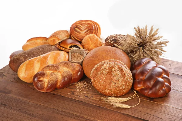 Složení s chlebem na dřevěný stůl — Stock fotografie