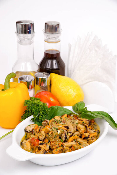 Fried mussels with vegetables and herbs