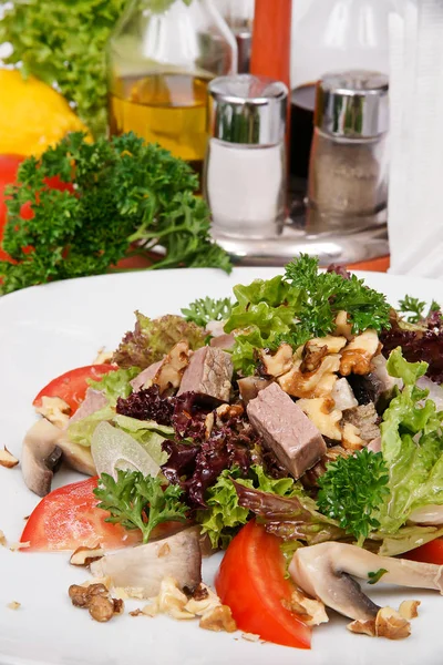 Ensalada con jamón, champiñones y frutos secos — Foto de Stock