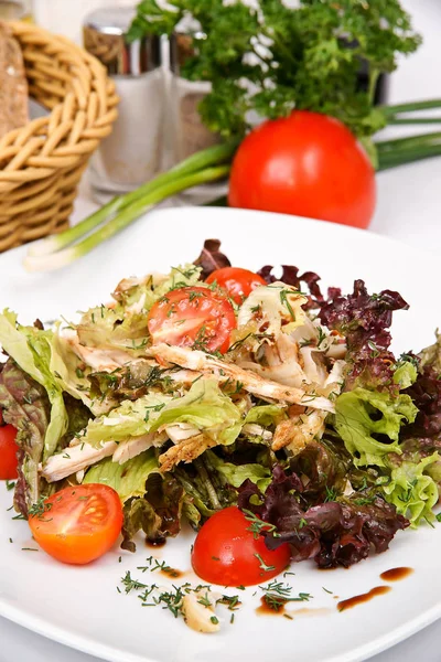 Ensalada verde con pollo con especias — Foto de Stock