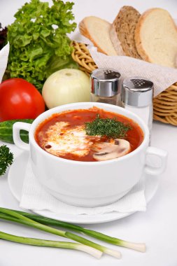 Ukraynalı borsch mantar ve beyaz tabakta ekşi krema