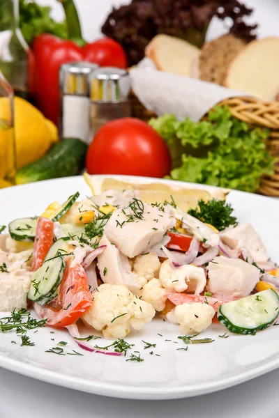 Ensalada de pescado con verduras y especias en un plato blanco — Foto de Stock