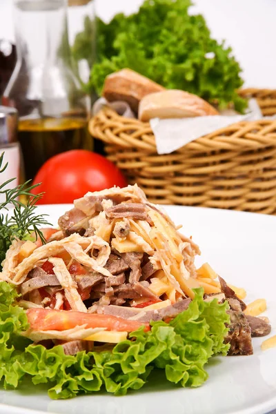 Salata et, peynir ve domates beyaz plaka ile 