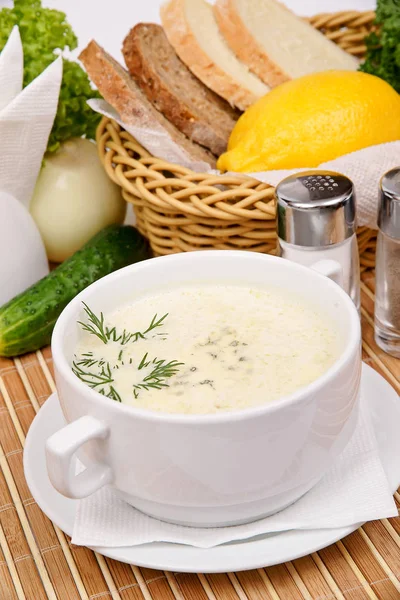 Beyaz bir tabak içinde peynirli kremalı çorba — Stok fotoğraf
