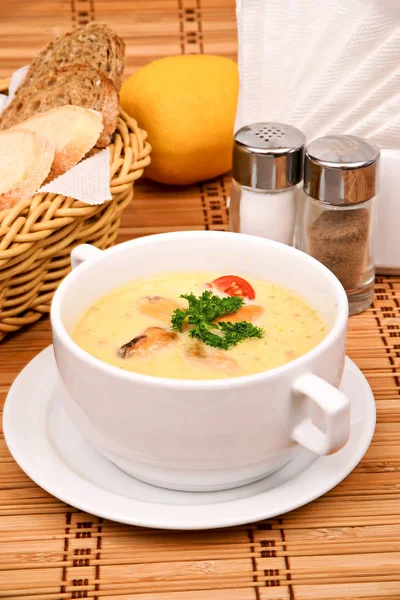 白い皿にパセリでムール貝とトウモロコシのスープをピューレします。 — ストック写真