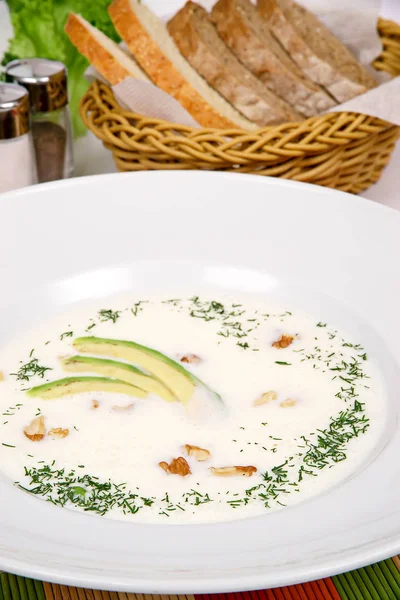 "Tarator "kalte Suppe mit Avocado und Estragon auf weißem Teller — Stockfoto