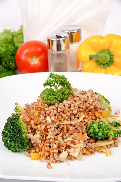 Gachas de trigo sarraceno con verduras y cebollas fritas en una p blanca — Foto de Stock