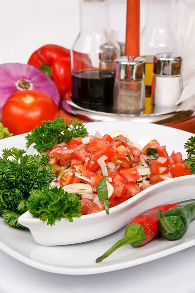 La salsa - la ensalada de los tomates frescos y la cebolla, condimentado con la verdura — Foto de Stock