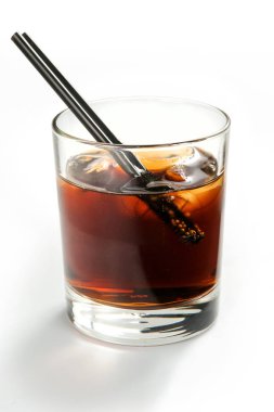 Alkollü kokteyller ve meşrubat beyaz bir arka plan üzerinde