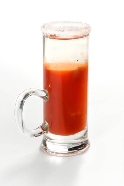 Alkollü kokteyller ve meşrubat beyaz bir arka plan üzerinde