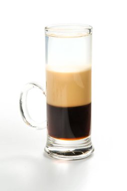 Alkollü kokteyller ve meşrubat beyaz bir arka plan üzerinde